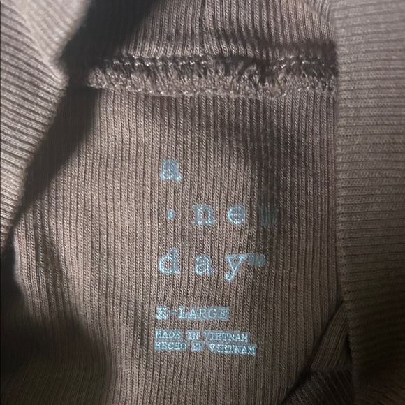 Amber Turtle Neck - Picture 2 of 2